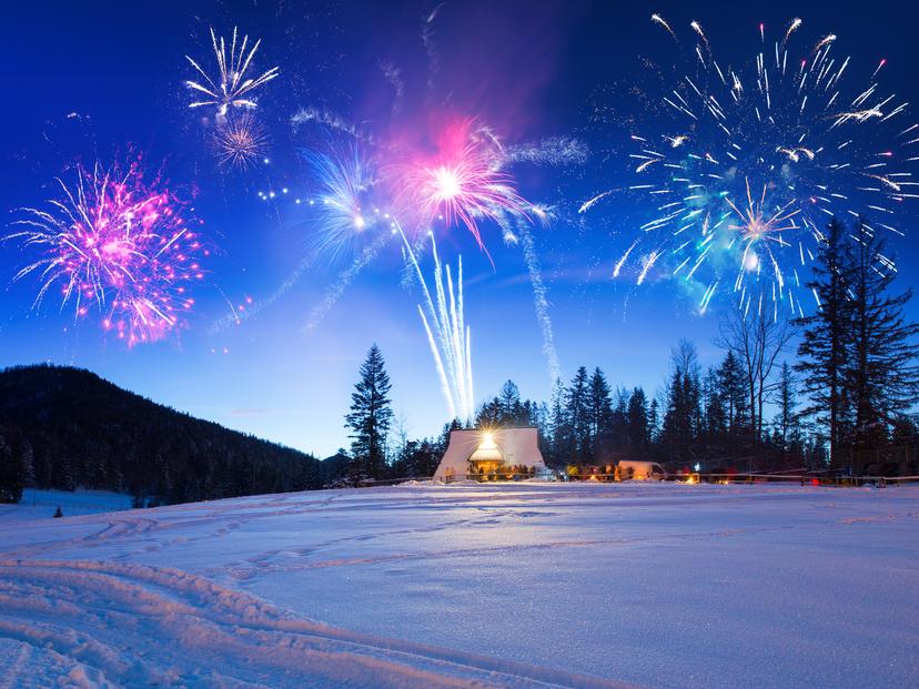 https://a.storyblok.com/f/150663/1999x1499/821691142c/zakopane-new-years-eve-fireworks.jpg